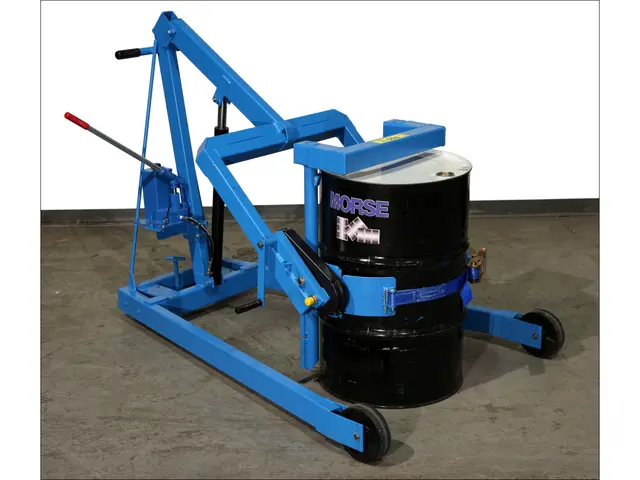 Secure upright drum with web strap and ratchet - Model 405 with manual lift and tilt control