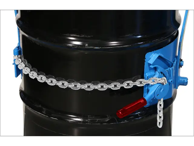 Model 85AM close-up of cinch chain and ratchet to secure drum